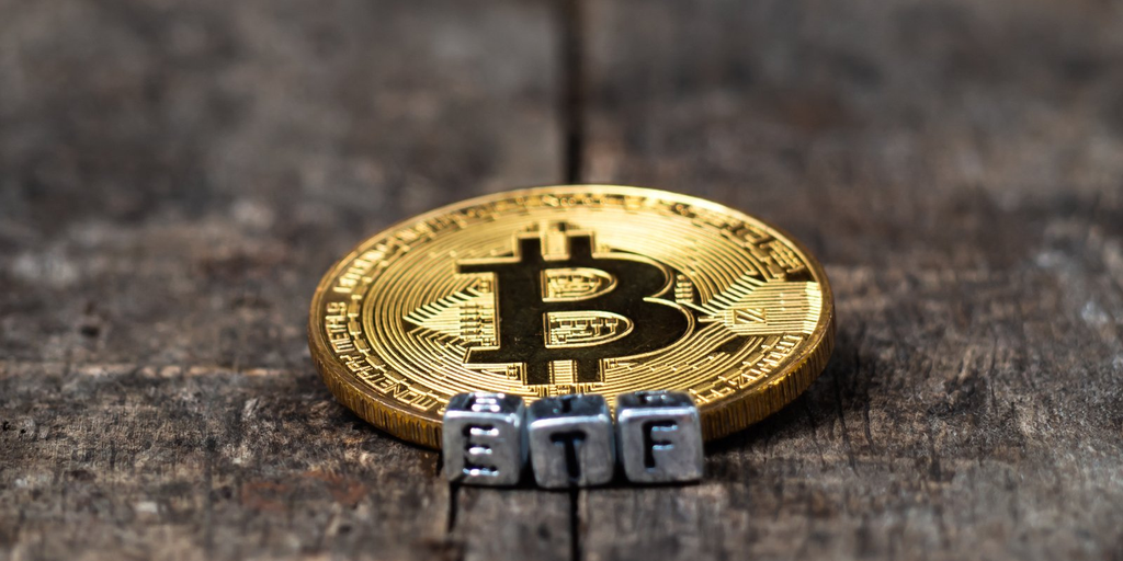 Bitcoin ETFs Bounce Back Big, Adding Nearly $1 Billion in a Single Day